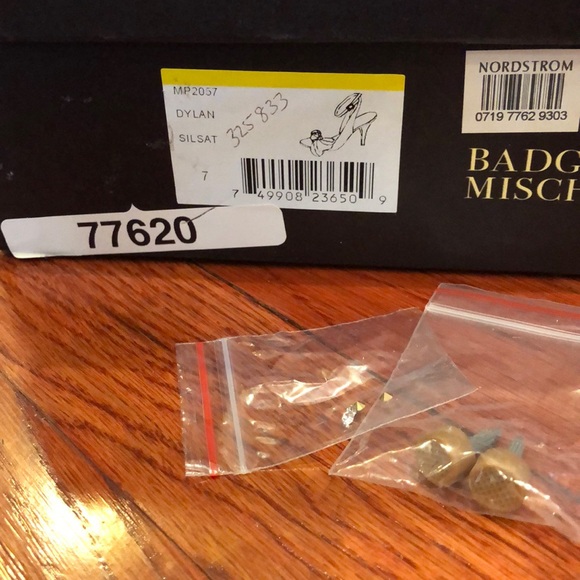 BADGLEY MISCHKA SILVER SATIN SANDAL NWT SZ 7 - Picture 5 of 7